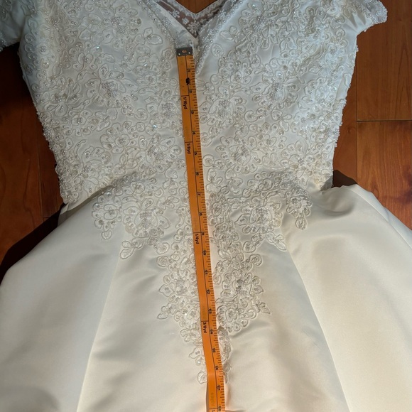 Off white bridal gown, never altered with matching tiara and matching veil. - Picture 8 of 12
